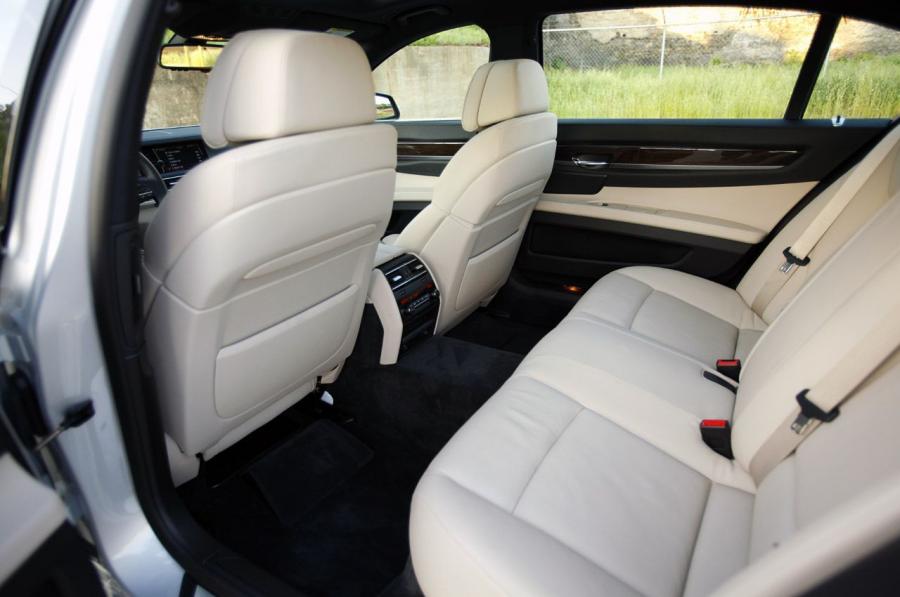  BMW 740Li 2011 года  (фото 10 из 48)